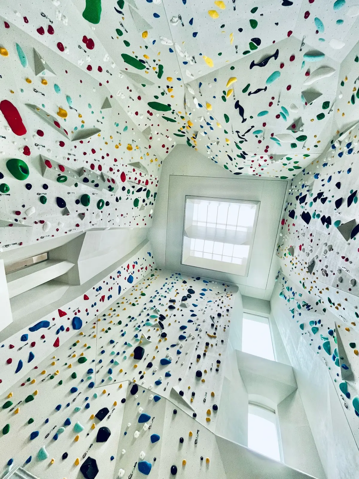 Innenansicht der hohen Kletterwand im historischen Brauereiturm Tirschenreuth Innenansicht der hohen Kletterwand im historischen Brauereiturm Tirschenreuth